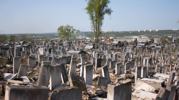 (foto) Cimitirul evreiesc. O plimbare de Paștele Blajinilor printre morminte fără flori și coroane funerare