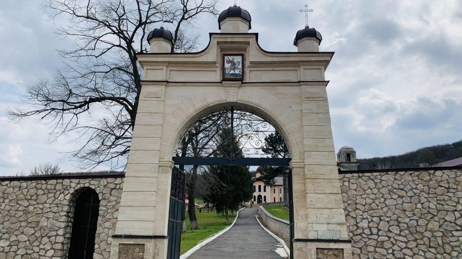 (foto) Descoperă Mănăstirea Suruceni, un mic paradis al Moldovei situat la doar 25 de kilometri de Capitală