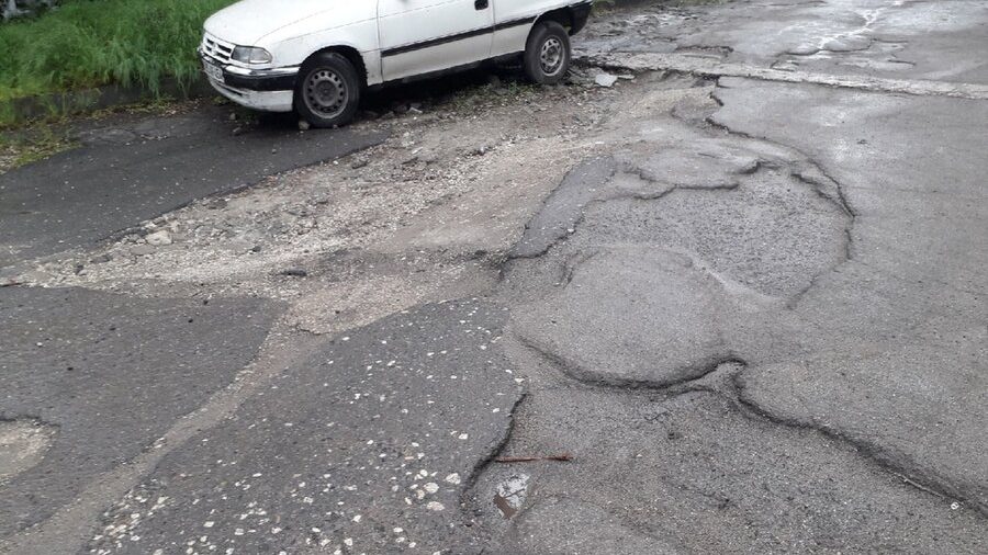(foto) Cratere în loc de drum. Locatarii unui cartier de la Botanica se confruntă de zece ani cu această problemă