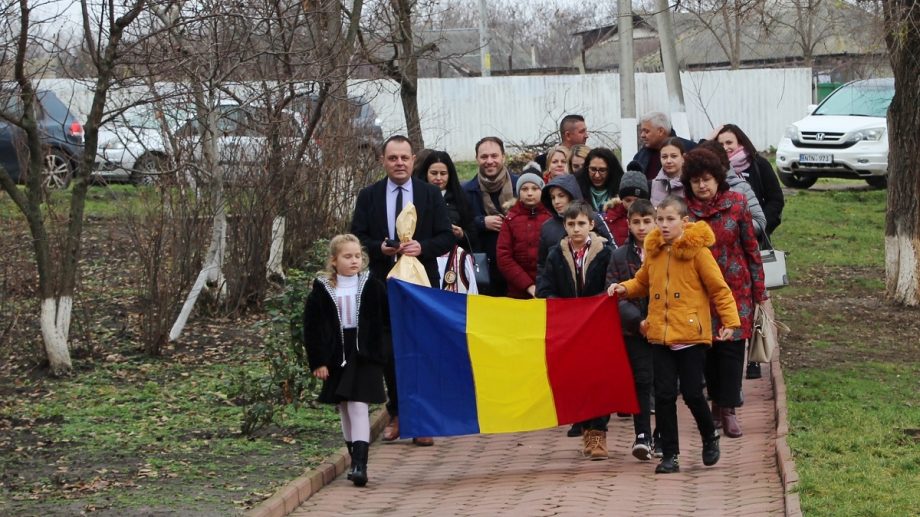 (foto) Elevii și profesorii unui gimnaziu din România au venit în vizită la gimnaziul din satul Bujor. Școlile desfășoară activități comune